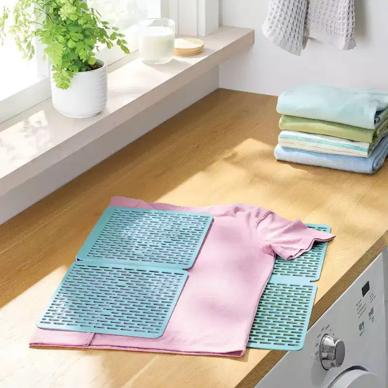 Planche à plier les vêtements en plastique – 71,9 cm (L) x 57,7 cm (P), 50 % plastique recyclé