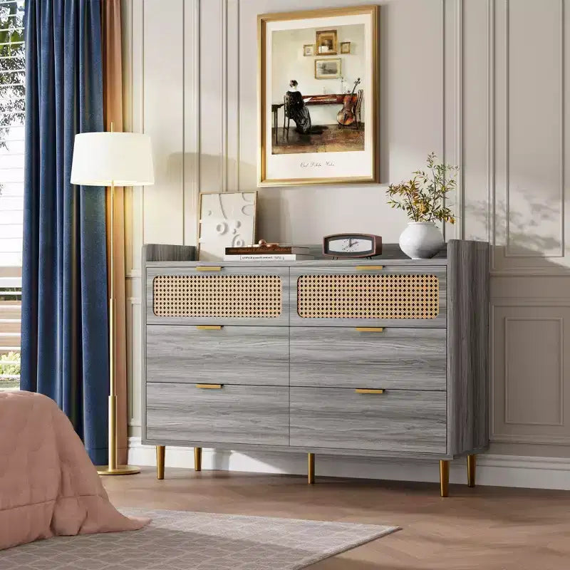 Commode 6 tiroirs style Mid-Century avec panneaux en rotin et quincaillerie dorée – 120 cm L x 40 cm l x 85 cm H