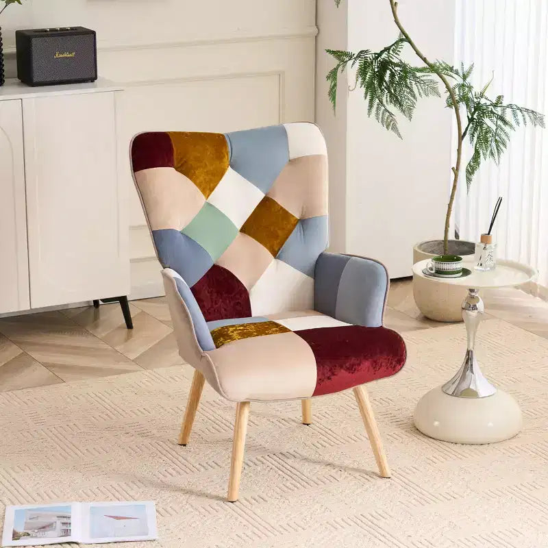 Fauteuil d'appoint à oreilles en patchwork avec pieds en bois d'hévéa – 89 cm H x 65 cm L x 80 cm P