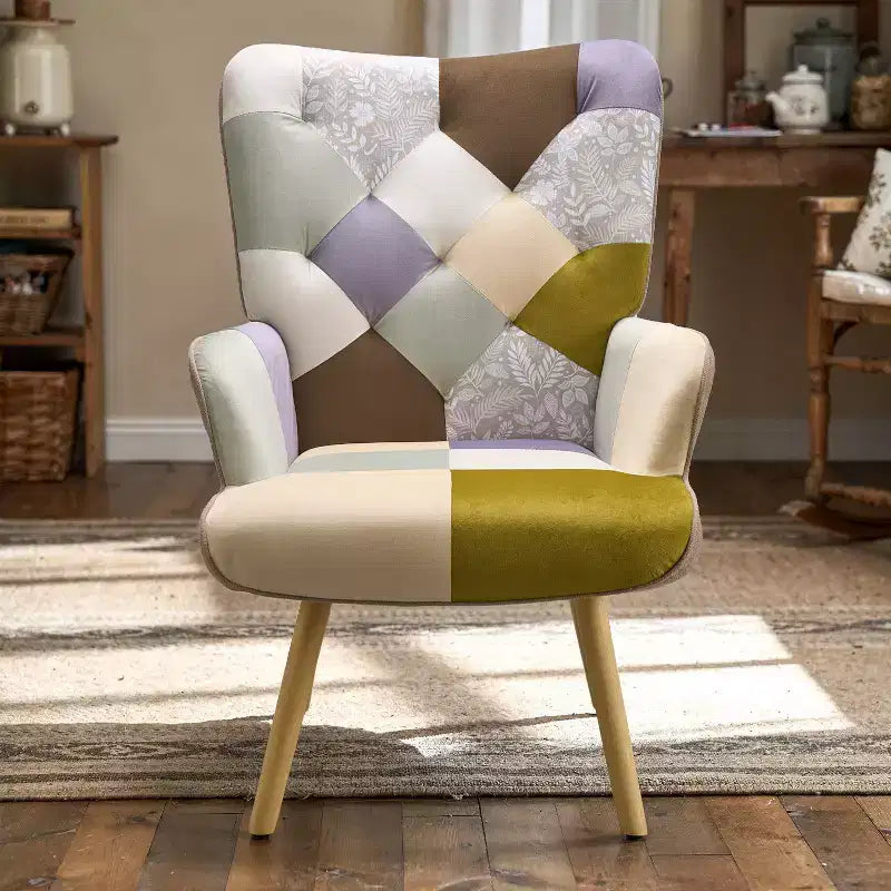 Fauteuil d'appoint à oreilles en patchwork avec pieds en bois d'hévéa – 89 cm H x 65 cm L x 80 cm P