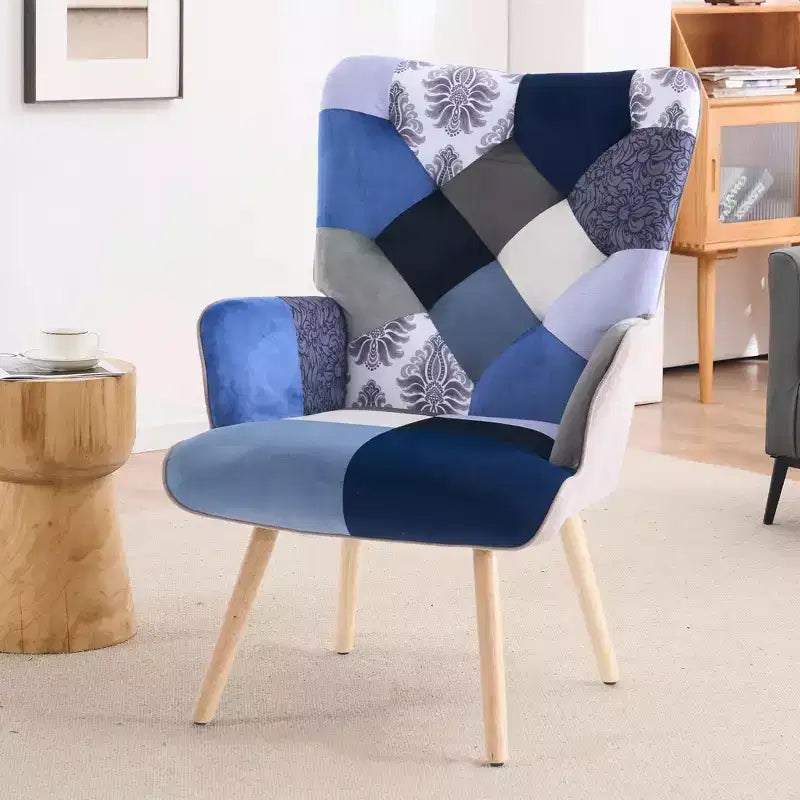 Fauteuil d'appoint à oreilles en patchwork avec pieds en bois d'hévéa – 89 cm H x 65 cm L x 80 cm P