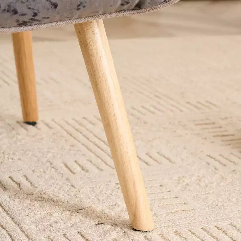 Fauteuil d'appoint à oreilles en patchwork avec pieds en bois d'hévéa – 89 cm H x 65 cm L x 80 cm P