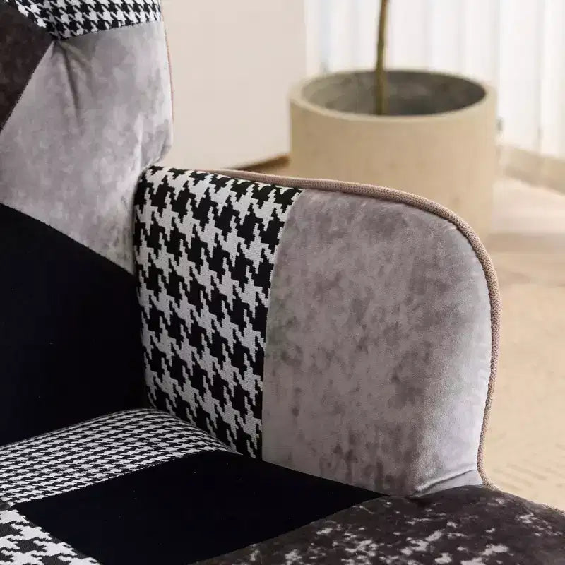 Fauteuil d'appoint à oreilles en patchwork avec pieds en bois d'hévéa – 89 cm H x 65 cm L x 80 cm P