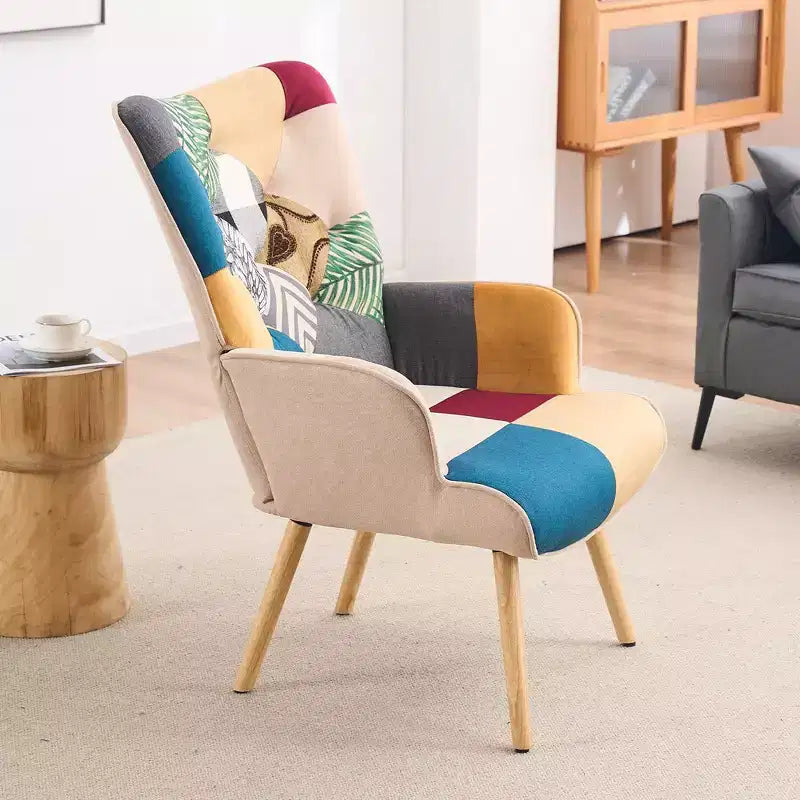 Fauteuil d'appoint à oreilles en patchwork avec pieds en bois d'hévéa – 89 cm H x 65 cm L x 80 cm P