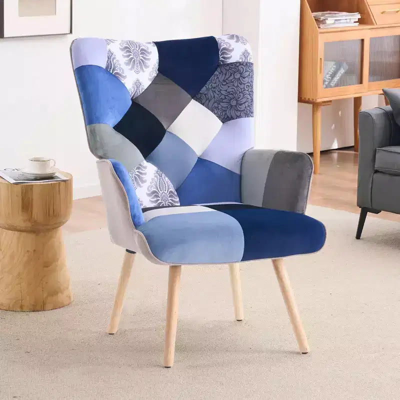 Fauteuil d'appoint à oreilles en patchwork avec pieds en bois d'hévéa – 89 cm H x 65 cm L x 80 cm P