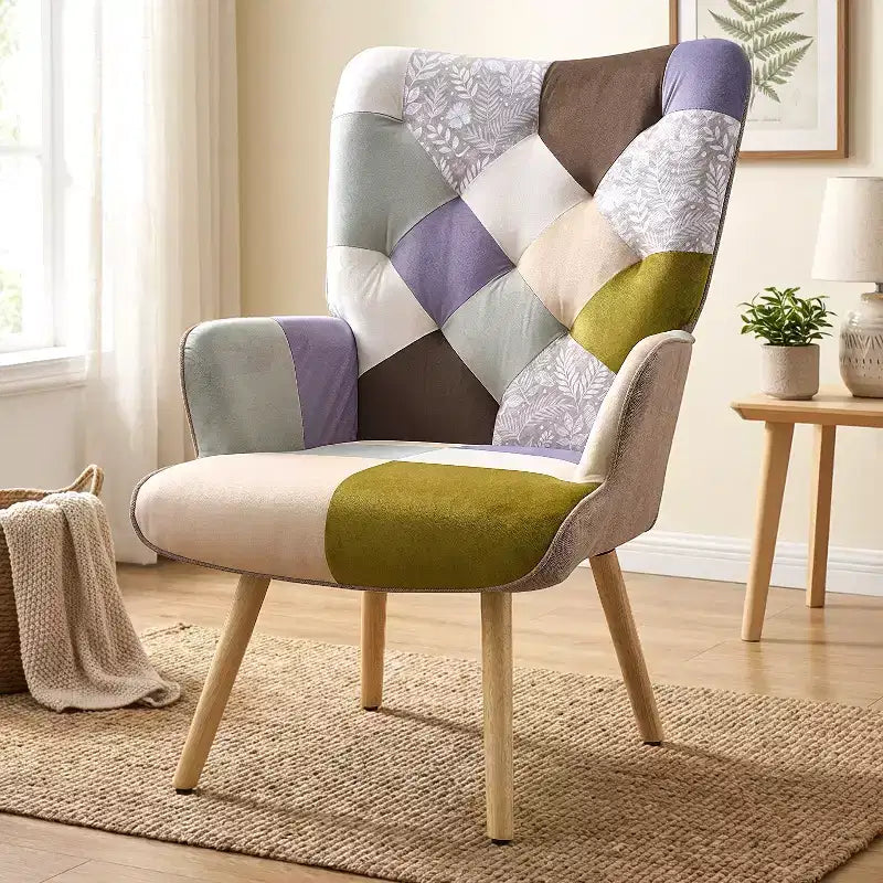 Fauteuil d'appoint à oreilles en patchwork avec pieds en bois d'hévéa – 89 cm H x 65 cm L x 80 cm P