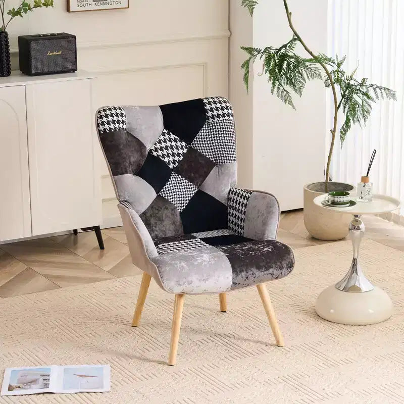 Fauteuil d'appoint à oreilles en patchwork avec pieds en bois d'hévéa – 89 cm H x 65 cm L x 80 cm P
