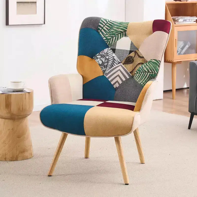 Fauteuil d'appoint à oreilles en patchwork avec pieds en bois d'hévéa – 89 cm H x 65 cm L x 80 cm P