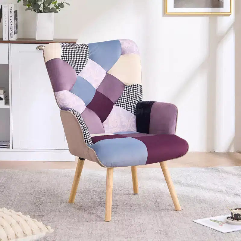 Fauteuil d'appoint à oreilles en patchwork avec pieds en bois d'hévéa – 89 cm H x 65 cm L x 80 cm P
