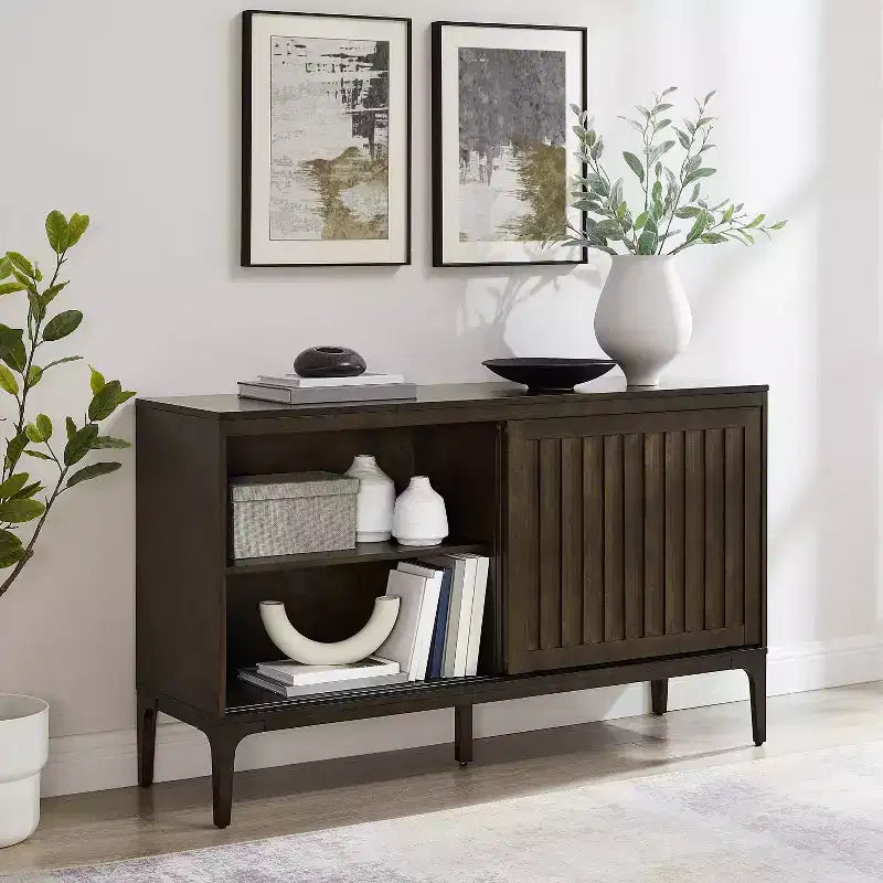 Buffet mid-century moderne 137 cm avec portes coulissantes et étagères réglables – 82 cm H x 137,5 cm L x 40,3 cm P